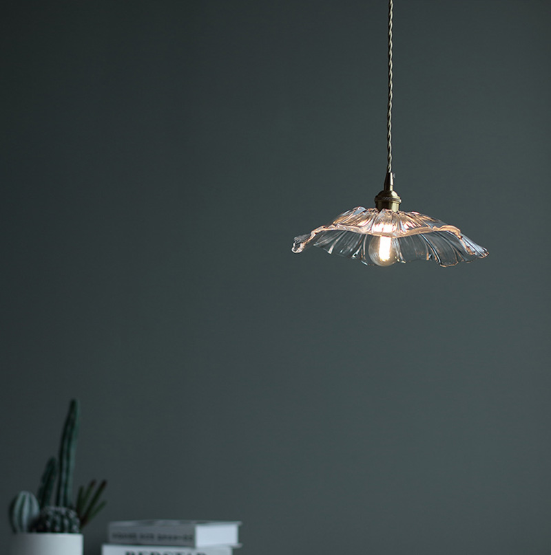 โคมไฟห้อยเพดานแก้วทรงดอกชบา หัวจับสีทองเหลือง กว้าง 28cm [WS-000034]