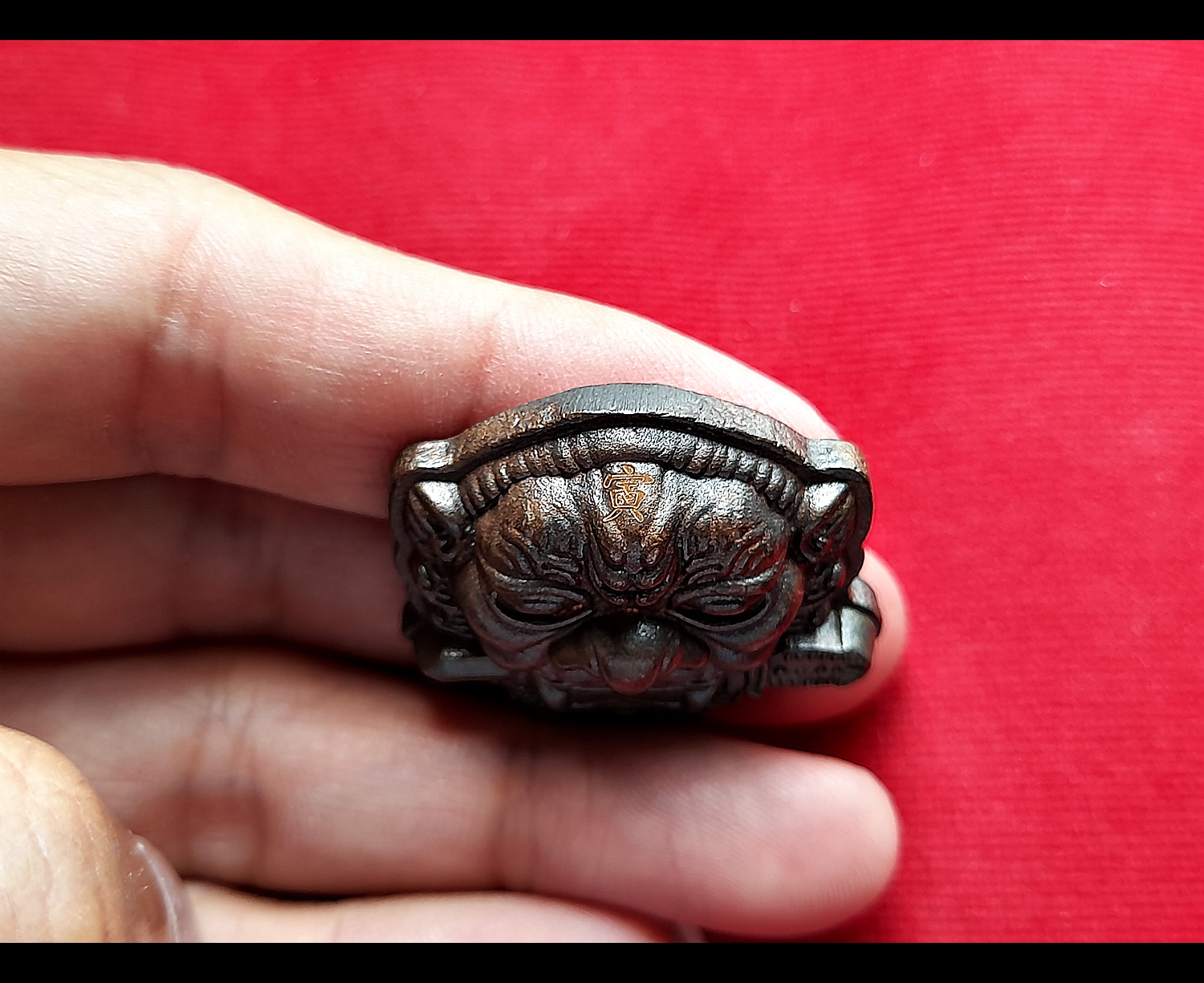 เหรียญ เสือคาบดาบ (พุทธคุณอานุภาพ แก้ฮวงจุ้ย กันชง แก้ชง ได้ทุกปีไม่ว่าจะปีใดก็ตาม) เนื้อนวะโลหะ(มีส่วนผสมของทองคำ) (น้ำหนักประมาณ2บาท) ปี2564 #รับประกันแท้