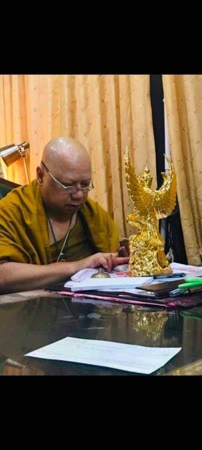 รูปหล่อ พญาครุฑรวยเหนือเมฆ เนื้อทองเหลือง ชุบหุ้มทองคำแท้ๆ ปี2559 (ขนาดใหญ่ ตั้งบูชา สูง37ซม.) #รับประกันแท้ - หลวงพ่อวราห์