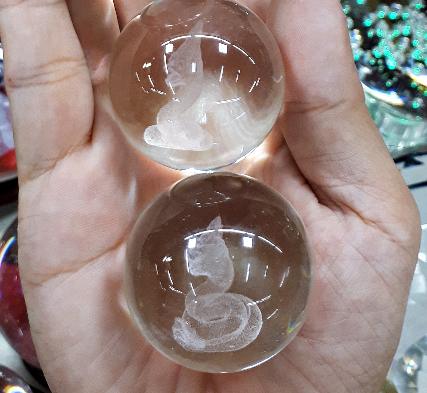 ลูกแก้วลาย พญานาค (ขนาด4ซม) พร้อมฐานคริสตัลกลีบดอกบัวแก้วสีเขียว (ขายปลีก ขายส่ง)