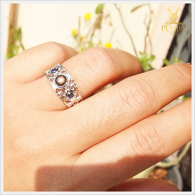 แหวน Black Star Sapphire ฉลุลายเก๋ๆ เสริมเสน่ห์บนนิ้ว แหวนพลอยแท้