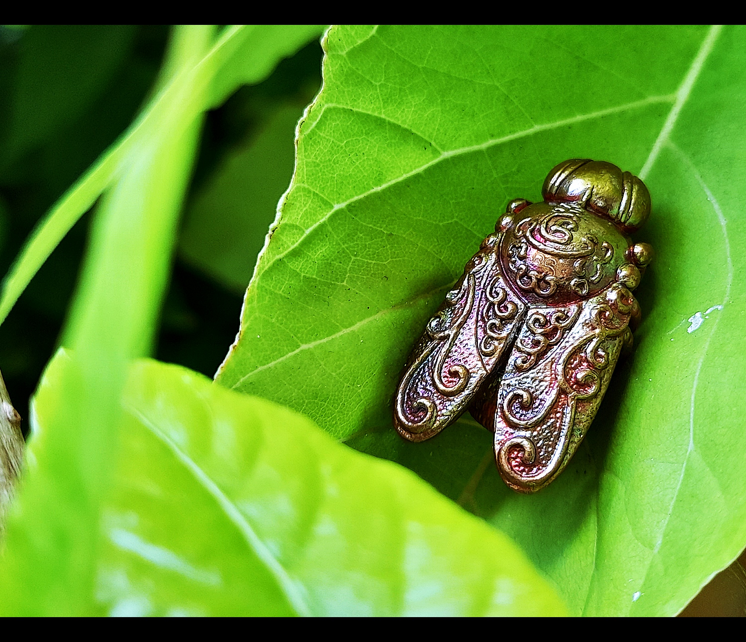 พญาแมลงภู่คำ กายสิทธิ์(สีเหลือบรุ้ง) เนื้อโลหะธาตุกายสิทธิ์ เหล็กไหลสุริยันราชา ผสมชนวนเนื้อเงินมหาสะท้อน ก้นบรรจุปรอทตามตำรา ปี2564 (ปลุกเสก16พิธี มหาโสฬสมหามงคล) #รับประกันแท้