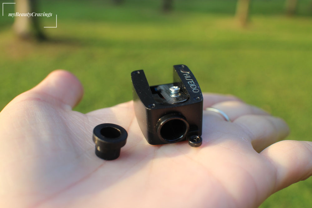 Shiseido #231 Eyebrow Pencil Sharpener กบเหลาดินสอเขียนคิ้วชิเซโด้ ทำออกมาให้สามารถปรับใช้กับดินสอหลายขนาดได้ ทำให้ใช้งานได้หลากหลายทั้งกับดินสอเขียนคิ้ว อายไลน์เนอร์แบบดินสอ ดินสอเขียนขอบปาก ใบมีดคม ไม่กินเนื้อดินสอ ขนาดกระทัดรัด