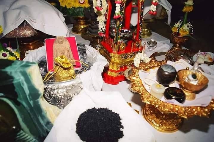 พระสมเด็จ นางพญา (พิมพ์สมเด็จจิตรลดา) หลังฝัง ฝังทั้งข้าวทิพย์-ว่านไพลดำ (ได้มวลสารพระราชทาน จาก ร.9) ปี2548-2549 #รับประกันแท้และทัน - (กรอบไมครอนชุบทอง เลี่ยมกันน้ำ)