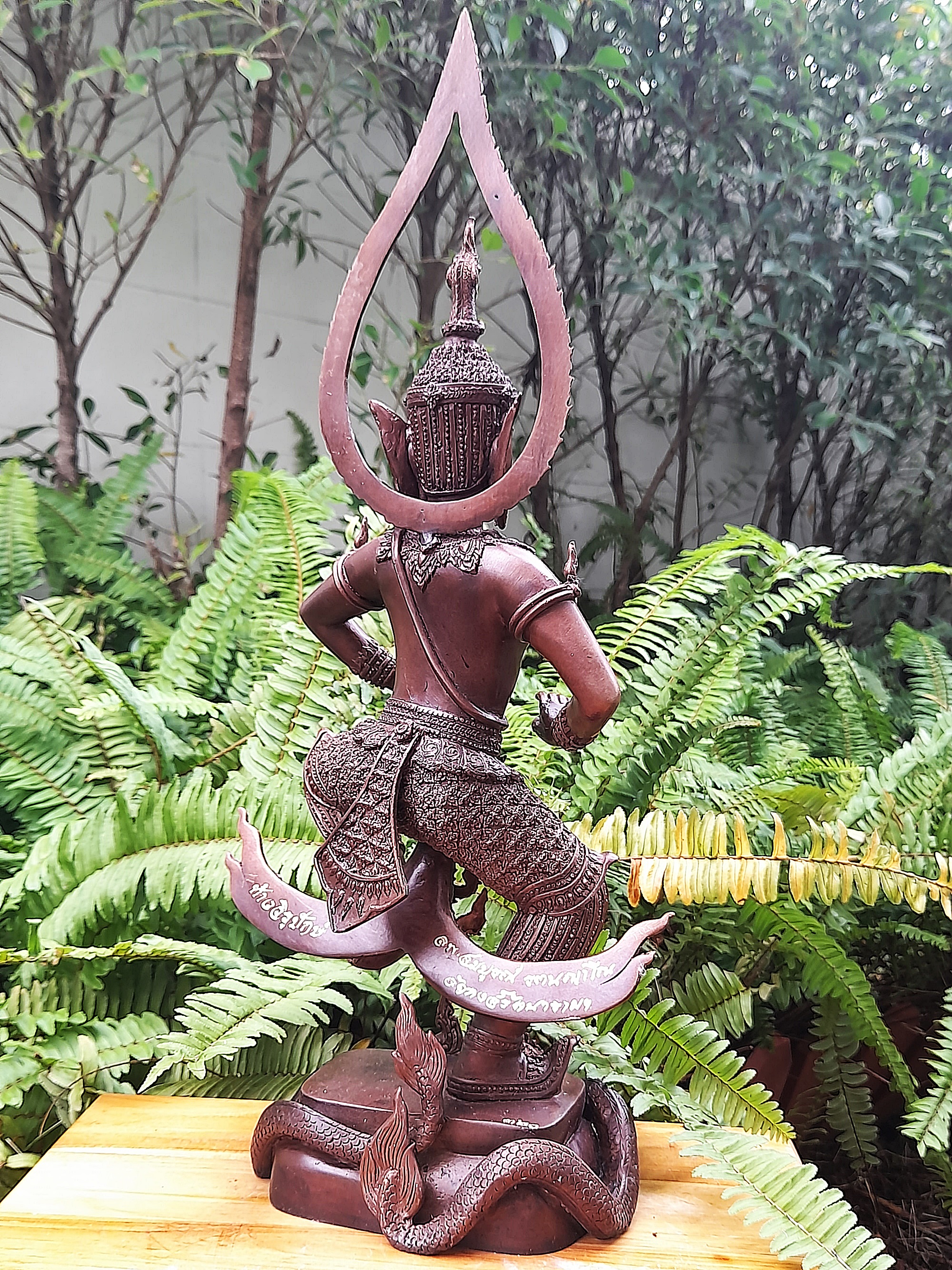 รูปหล่อ ท้าววิรูปักษ์ (อาวุธประจำกาย คันศรพญานาค+สังวารพญานาค ) ยืนประทับพญานาค (ผู้ปกครองและเป็นใหญ่ในเหล่าพญานาค มีบริวารเป็นเหล่าพญานาค) - (เทวดาระดับสูงชั้นจาตุมหาราชิกา มีตำแหน่งเป็น1ใน4 ของท้าวมหาราช) เนื้อทองเหลือง ผิวน้ำตาลเข้ม (ขนาดใหญ่ตั้งบูชา ส