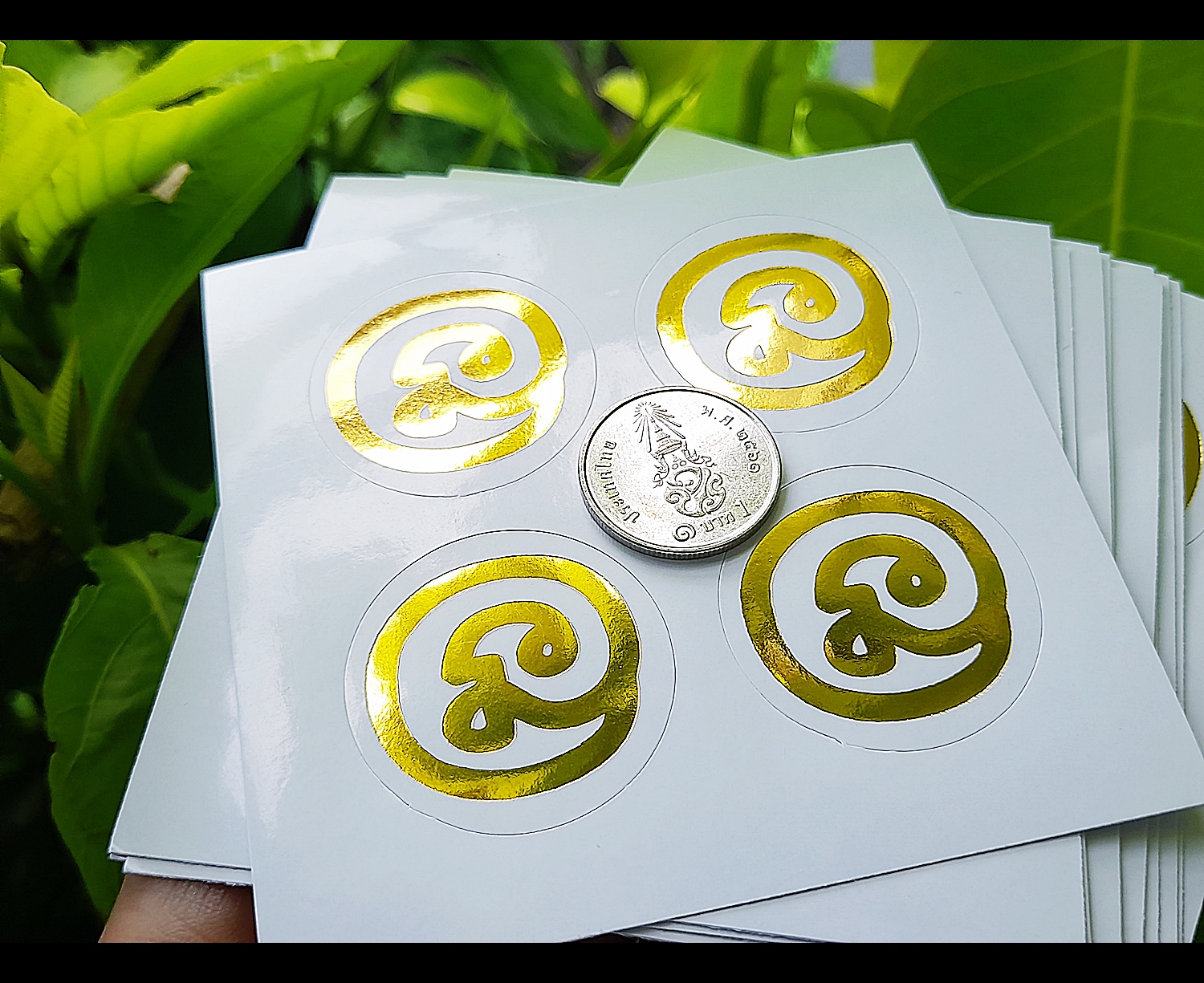 แผ่นยันต์ นะโมตาบอด(ยันต์นะโมตาบอดวิชาของหลวงพ่อกวยวัดโฆสิตาราม) สีทองสะท้อนแสง (สติ๊กเกอร์ 1 แผ่น มี4ดวง ) - ปลุกเสกอฐิษฐานจิตแล้ว ปี2564 - เป็นวัตถุมงคลของส่วนองค์ ของ หลวงพ่อเล็ก วัดท่าขนุน