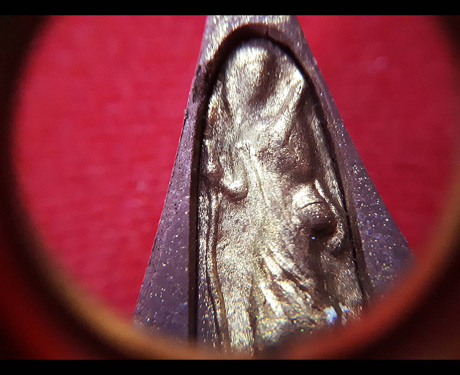 พระนางพญา(มนต์พระกาฬ) หลังพระสีวลี ปัดผงทอง เนื้อผง ปี2562