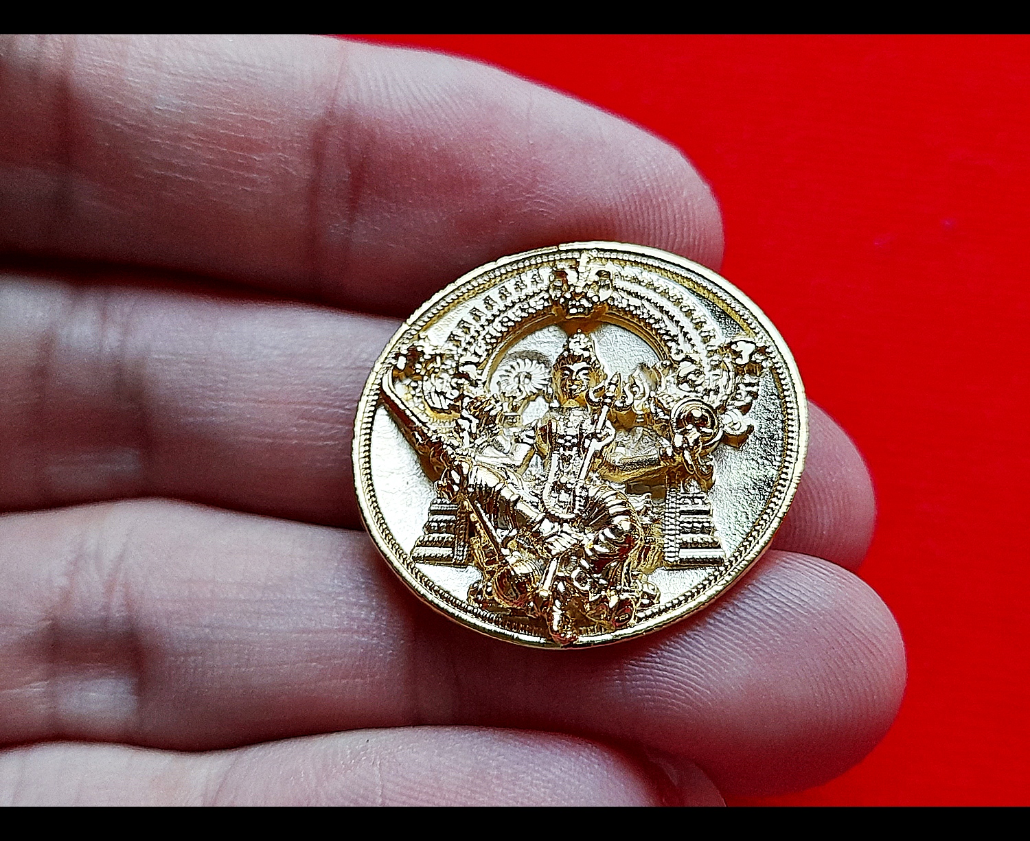 เหรียญพระแม่อุมาเทวี เนื้อชุบทอง(ขนาด2.5ซม) วัดแขก ปี2562 (เข้าพิธีปลุกเสกแล้วสายแขก) #รับประกันแท้