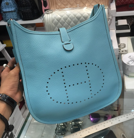 กระเป๋า hm evelyn 11 สีฟ้า สีอื่นๆสอบถามเพิ่มเติมได้ค่ะ สต็อกเปลี่ยนตลอด