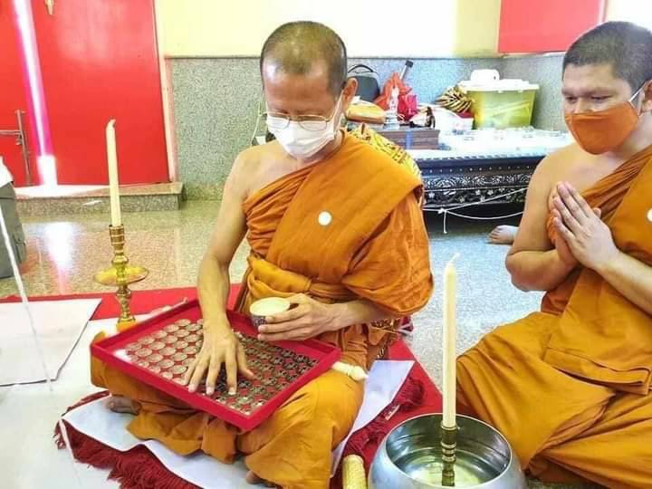 เหรียญ(ทำน้ำมนต์) พระพิชัยสงคราม(พระปางห้ามสมุทร) หลัง ยันต์มหาอริยโสฬส(คุ้มครองดวงชะตา คุ้มครองหนุนตั้งบ้านตั้งเมือง) เนื้อนวะโลหะ(มีส่วนผสมของทองคำและเงิน) (พิธีพิชัยสงคราม) ปี2564 #รับประกันแท้ - หลวงพ่อเล็ก วัดท่าขนุน อฐิษฐานจิตปลุกเสก