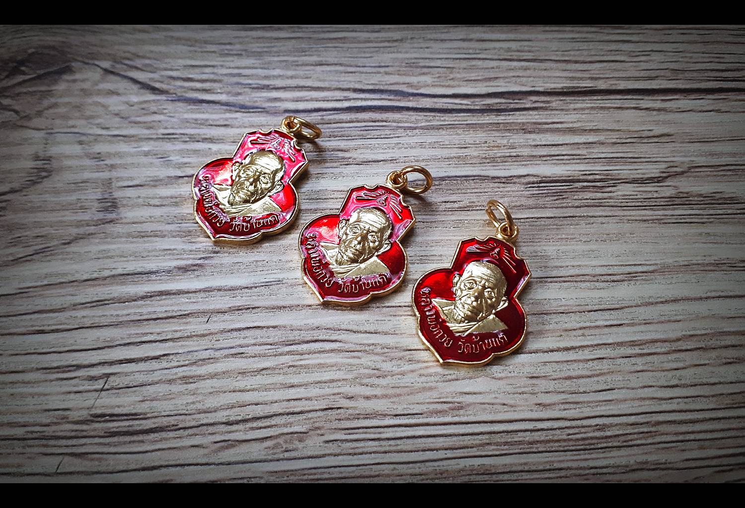 เหรียญหลวงพ่อกวย วัดโฆสิตาราม(วัดบ้านแค) เนื้อกระไหล่ทองคำ ลงยาแดง ปี2562 (แยกจากชุดกรรมการ) #รับประกันแท้ รูปภาพ สี หลวงพ่อกวย วัดโฆสิตาราม(วัดบ้านแค) (ขนาดตั้งบูชา 11x15นิ้ว) ปี2562 #รับประกันแท้ -- #พิธีดีมากดวงจิตหลวงพ่อกวยมาเสกให้เอง