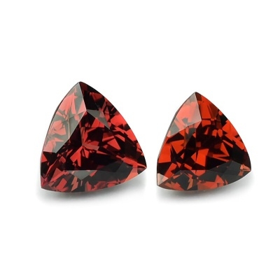 Malaya Garnet พลอยมาลายาการ์เน็ต รูปสามเหลี่ยม จำนวน 2 เม็ด น้ำหนักรวม 2.30 กะรัต สีส้มเข้ม ไฟเต็มเม็ด เนื้อสะอาด