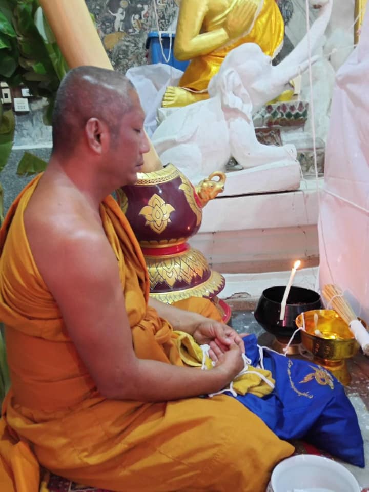 รูปภาพ สี หลวงพ่อกวย วัดโฆสิตาราม(วัดบ้านแค) (ขนาดตั้งบูชา 11x15นิ้ว) พร้อมใส่กรอบ ปี2562 #รับประกันแท้ -- #พิธีดีมากดวงจิตหลวงพ่อกวยมาเสกให้เอง