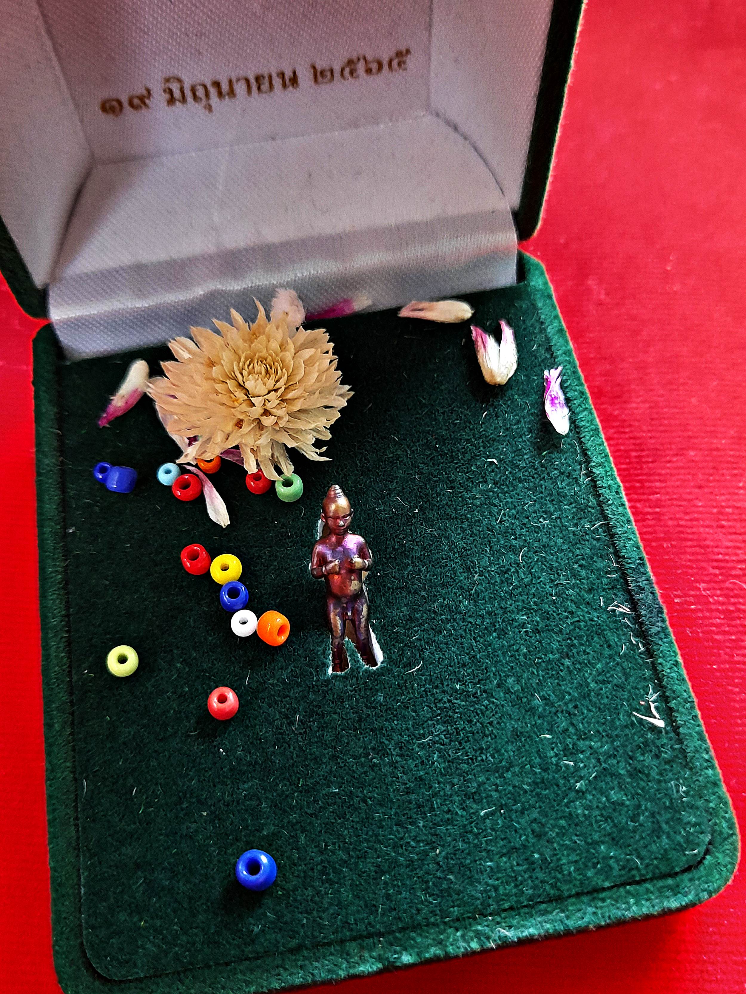 กุมาร หนูนุ้ย (ขนาดพกพา มีกำไลที่ข้อมือ) พิธีใหญ่ รุ่นแรก วัดโมคลาน จ.นครศรีธรรมราช ปี2565 เนื้อโลหะบรอนซ์ สีไทเทเนียม รุ้ง งานระดับจิ้วเวอร์รี่ #รับประกันแท้ - (แถมของพิเศษเสกในพิธี ลูกปัดมหาเสน่ห์+ดอกบานไม่รู้โรย)