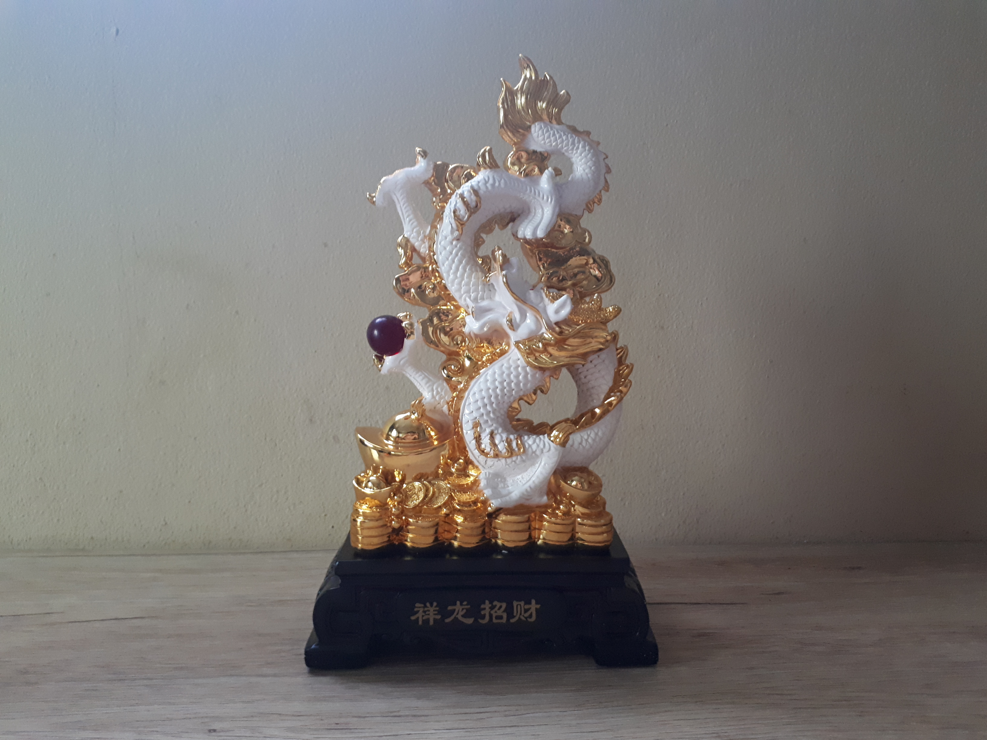 รูปหล่อ มังกรขาว สลับสีทอง ถือลูกแก้วแดง บนกองทอง เนื้อเรซิ่นเหลือบสี (สูง14นิ้ว กว้าง8นิ้ว ลึก4.5นิ้ว)