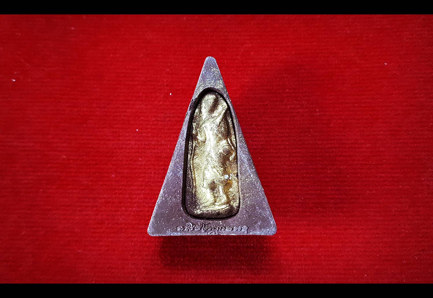 พระนางพญา(มนต์พระกาฬ) หลังพระสีวลี ปัดผงทอง เนื้อผง ปี2562