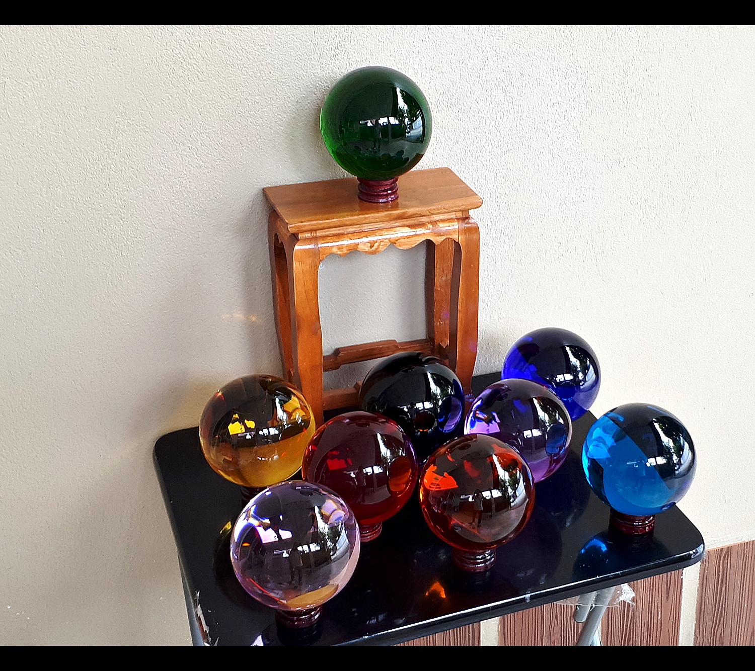 ลูกแก้ว 9 สี สีแดง สีเหลือง สีส้ม สีเขียว สีน้ำเงิน สีม่วง สีชมพู่ สีฟ้า สีดำ ขนาด 4 นิ้ว (11 ซม.) พร้อมฐานตั้งรองวาง