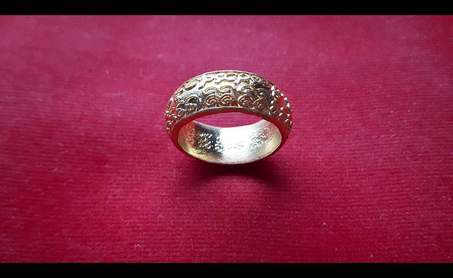 แหวน เสน่ห์มอญ เนื้อชุบทอง (ขนาดเส้นผ่าศูนย์กลาง 2ซม) ปี2555 - พระอาจารย์หนุ่ม (สมัย วัดบางแวก) (อ.ประคอง รุ่นเจริญ ร่วมปลุกเสก)