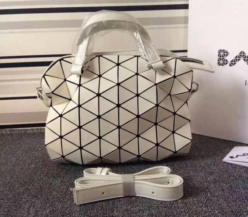 กระเป๋า issey tonneau boston bag 10 " สีขาว พร้อมสายยาว