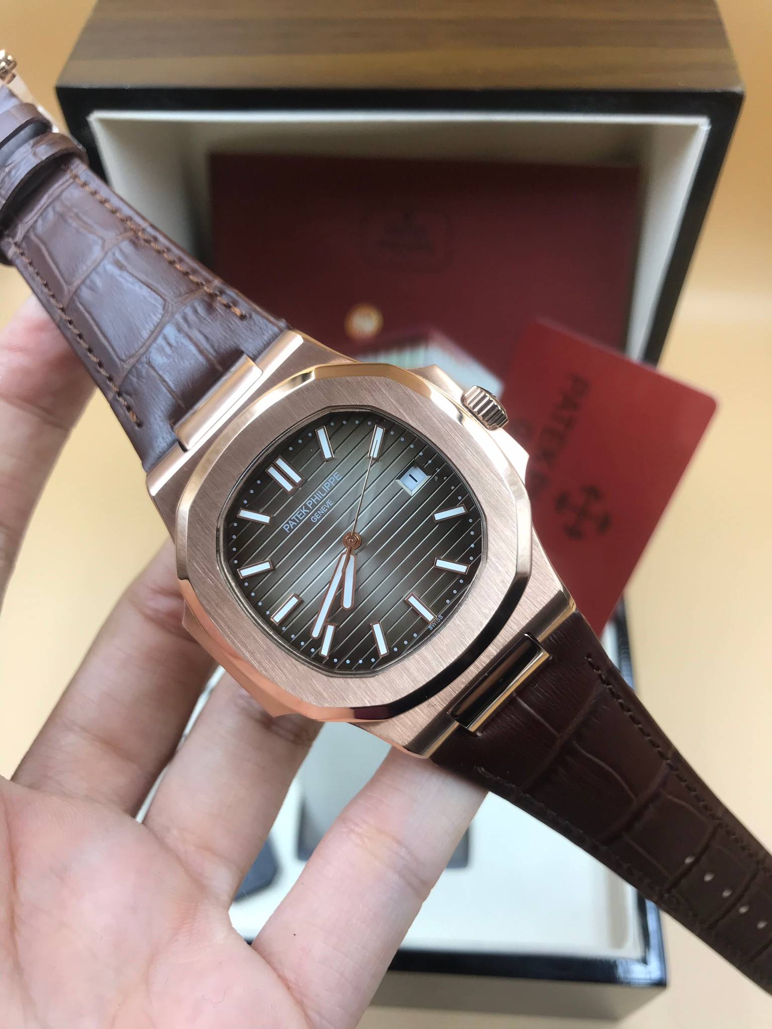 นาฬิกา Patek Philippe รุ่น Nautilus งาน Mirror Swiss สายหนังสีน้ำตาล หน้าน้ำตาล