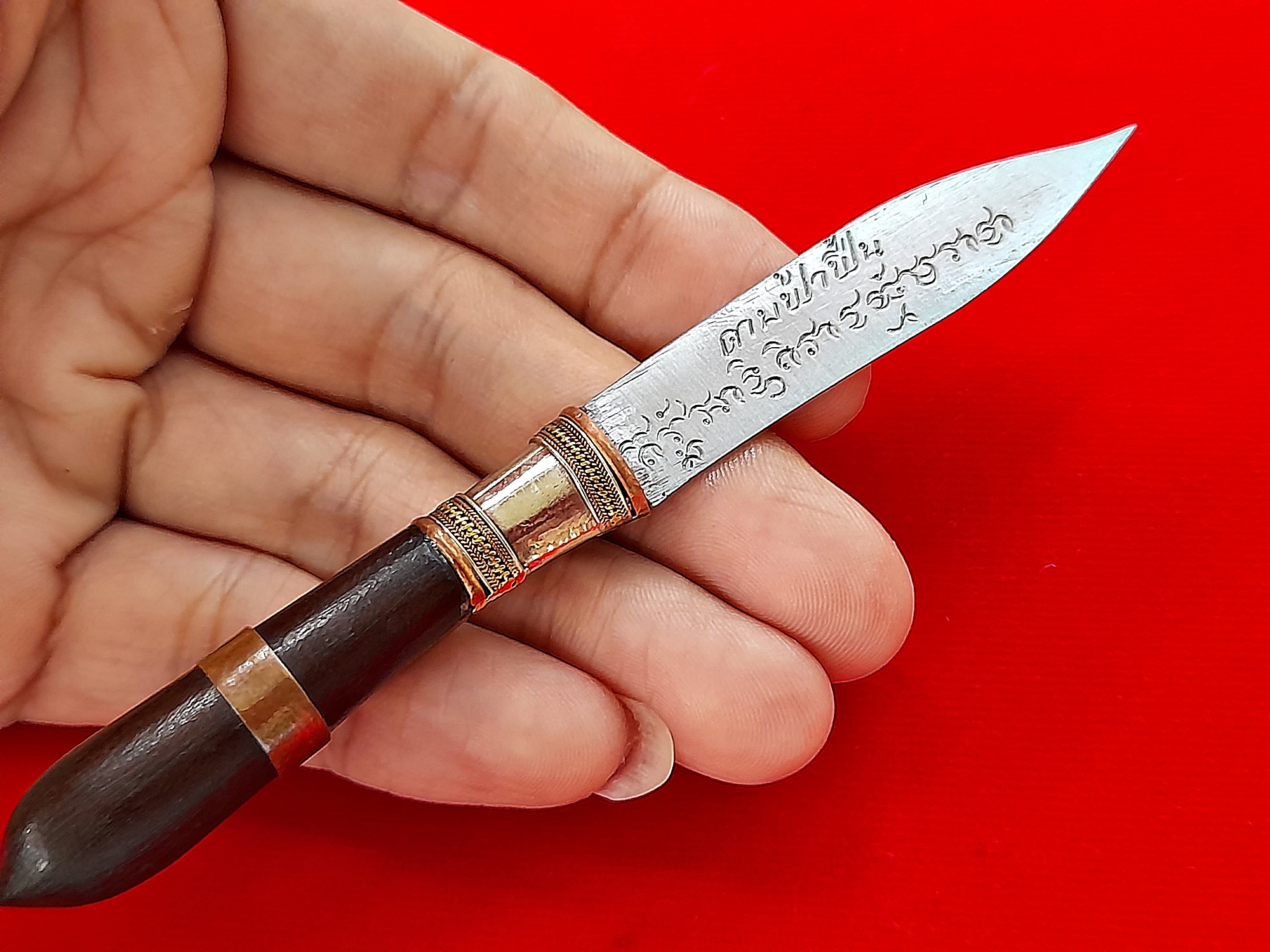 มีดหมอ ดาบฟ้าฝื้น เนื้อไม้มะค่า (บรรจุมวลสาร ตะกรุดเงิน ชนวน มหาสะท้อน มหาระงับ มหาจักรพรรดิ) (เล่มเล็กขนาดพกพา จัดสร้าง56เล่ม) ปี2564 #รับประกันแท้ - (รุ่นนี้ท่านทำให้พิเศษ)