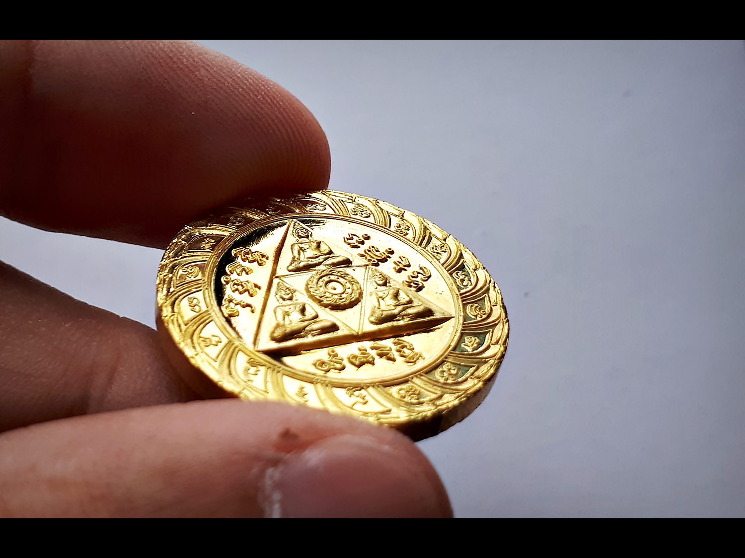 เหรียญไตรรัตนจักร เนื้อชุบทอง หลวงปู่ชื้น วัดญาณเสน