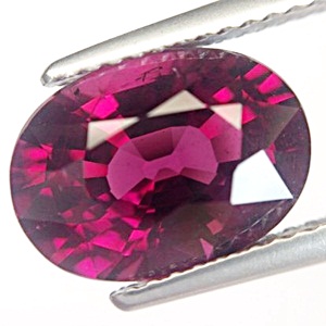 Untreated Natural Rhodolite พลอยโรโดไลท์ ไม่ผ่านการอบ รูปไข่หนัก 5.10 กะรัต สีม่วง โทนเข้ม ไม่ติดดำ หรือม่วงออกบานเย็น สีสวย ในใบเซอร์ให้สี Purple