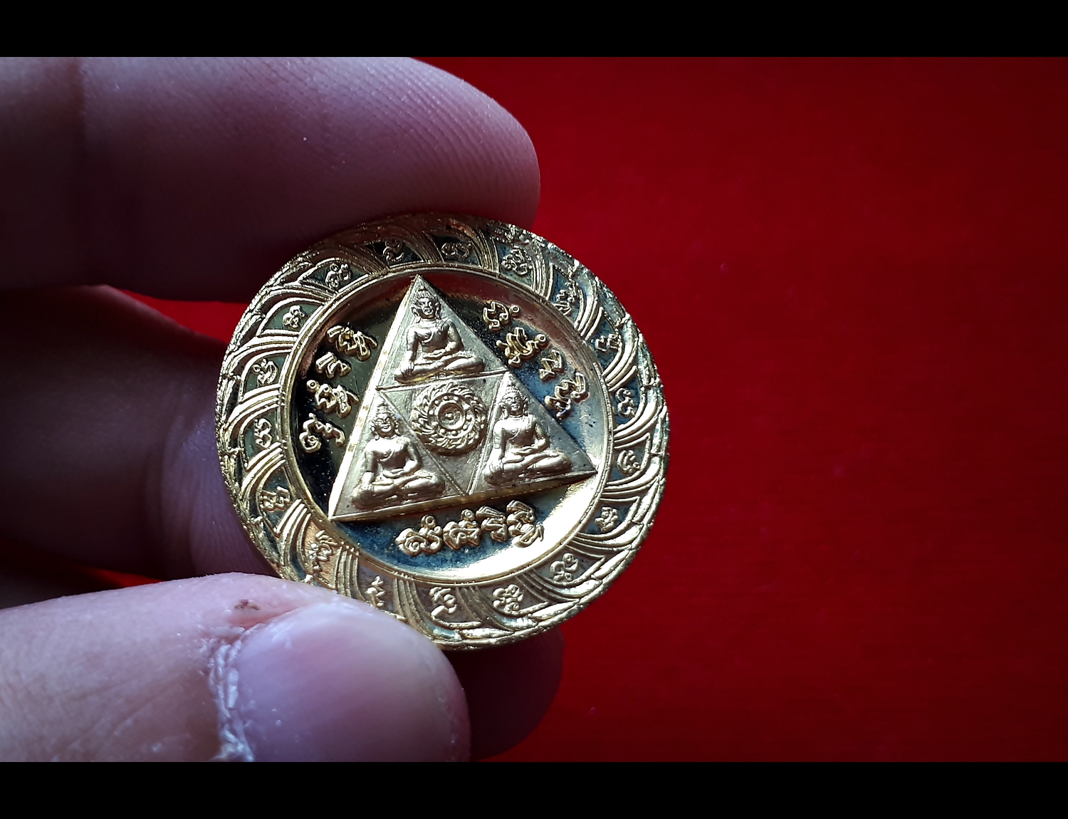 เหรียญไตรรัตนจักร เนื้อชุบทอง หลวงปู่ชื้น วัดญาณเสน