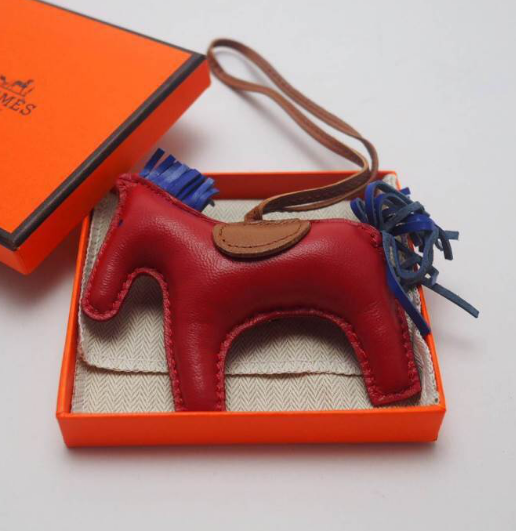 ที่ห้อยกระเป๋า hm charm รูปตัวม้า มีหลายสีสต๊อกเปลี่ยนตลอดสอบถามได้ค่ะ