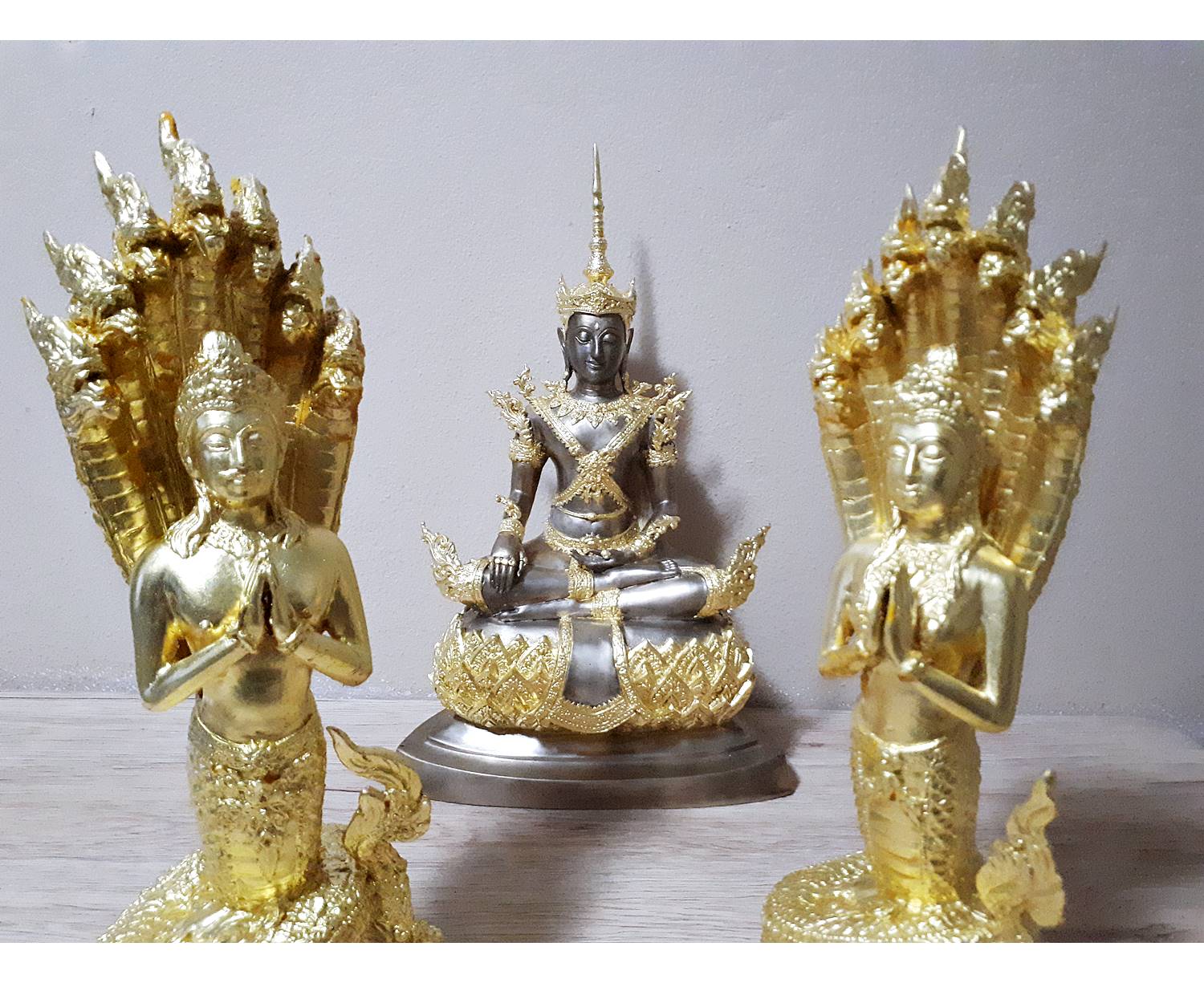 พระพุทธรูป ปางพระจักรพรรดิ์ ปัดเงินปิดทอง มีพญานาค พนมมือ ปิดทอง ขนาบข้าง (งานสั่งทำตาม Pre-Order เท่านั้น)