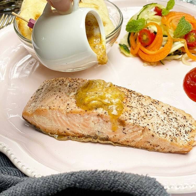 สเต็กแซลมอน เนยคาเฟ่ เดอ ปารีส์