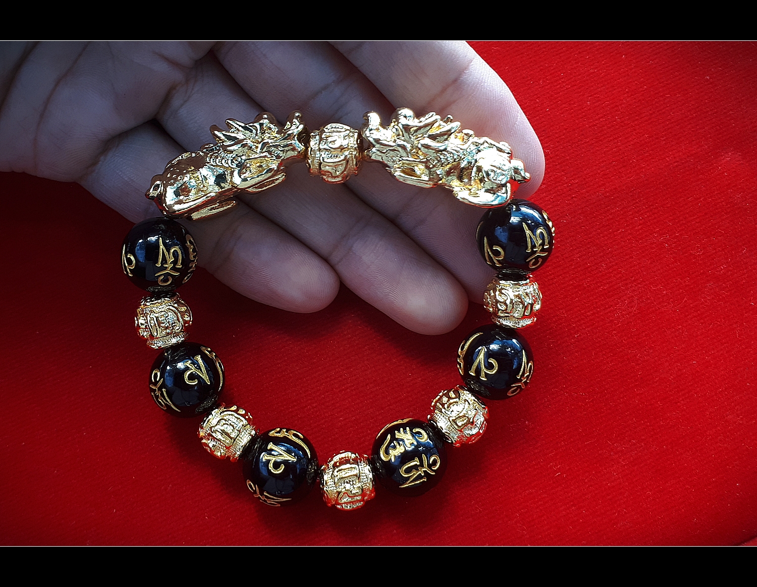 สร้อยข้อมือ ปี่เซียะ (ผีซิว) (Pi Xiu) 2 ตัว หัวโลหะชุบทอง หินดำสลักอักขระ 14มิล (ขายปลีก ขายส่ง)