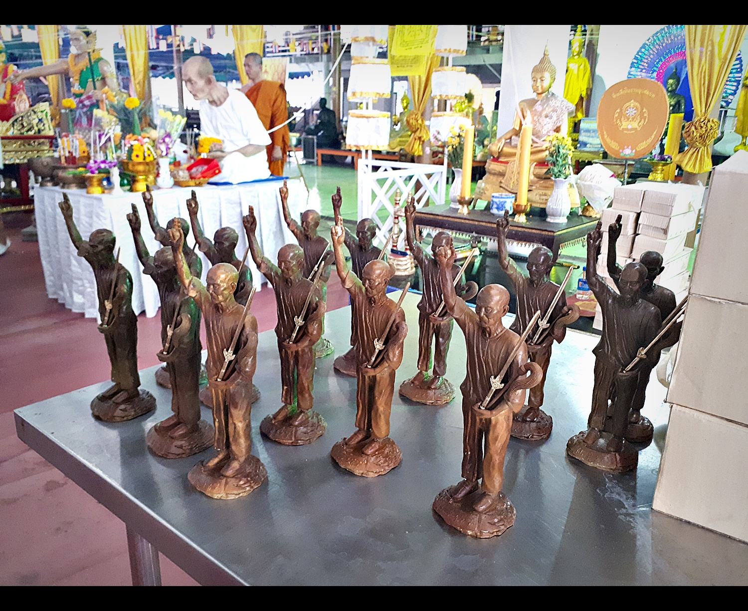 รูปหล่อ เซียนแปะ วัดศาลเจ้า ถือ กระบี่และแส้ ล้างอาถรรพ์ (ขนาด 8.9นิ้ว) (สร้างตามจำนวนที่สั่งจอง) เนื้อโลหะชนวน ฐานบรรจุผงมวลสารฟ้าประทานพร ปี2561 #รับประกันแท้ - หลวงพี่เก่ง วัดท่าเสา ปลุกเสก