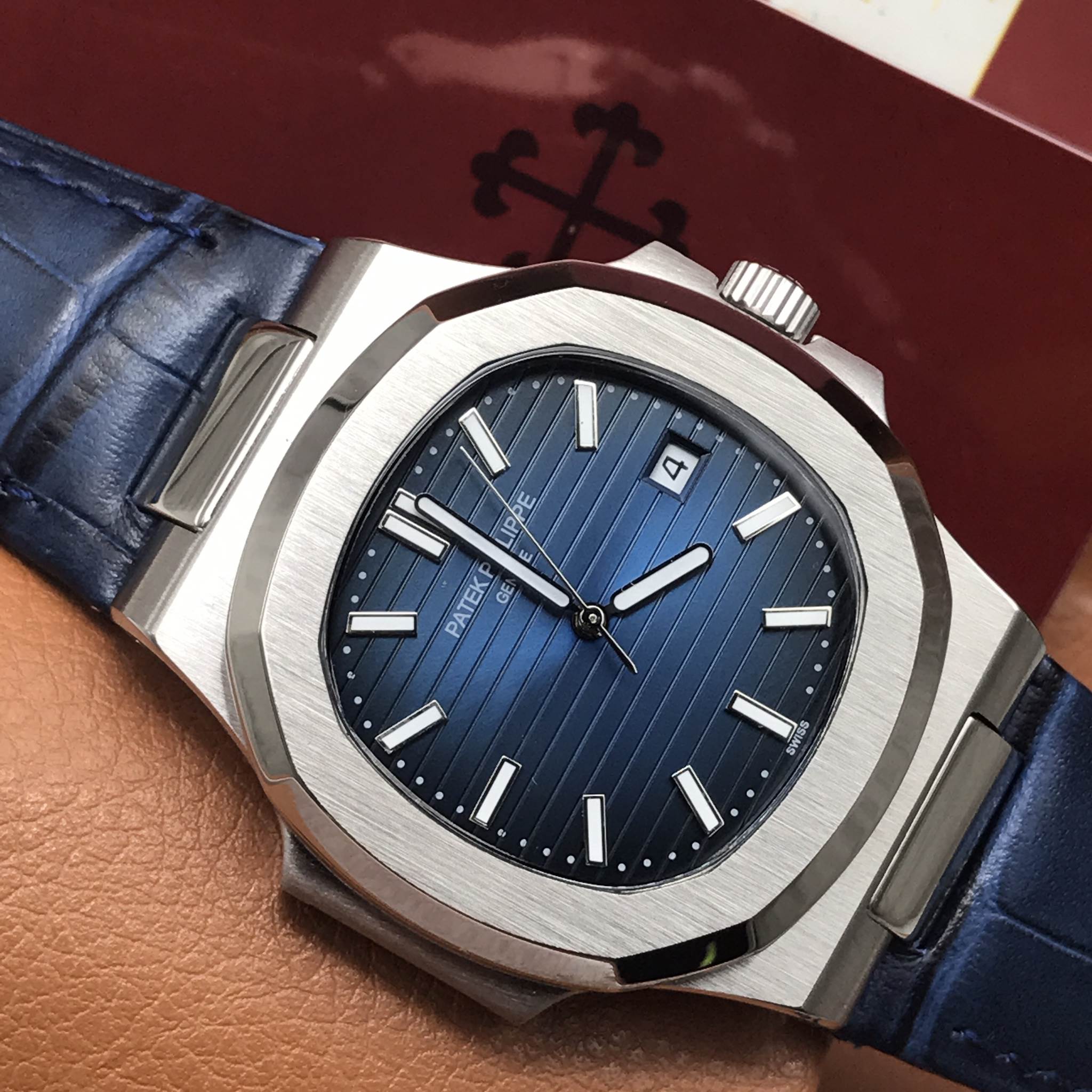 นาฬิกา Patek Philippe รุ่น Nautilus สายหนังสีนํ้าเงิน