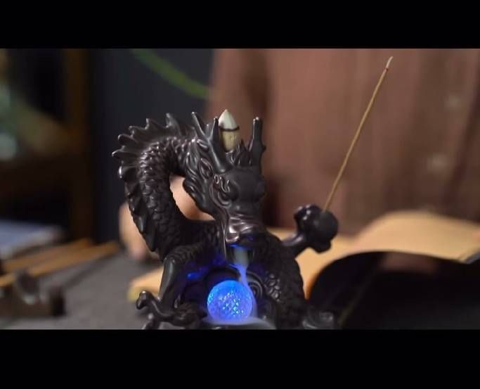 ที่วางกำยาน มังกร (กำยานบนหัวมังกร ธูปปักที่มือมังกร) (ขนาด ฐาน 13.8cm*14.5cm) (วัสดุเซรามิก มีไฟled ไฟเปลี่ยนสีไปตามจังหวะ)