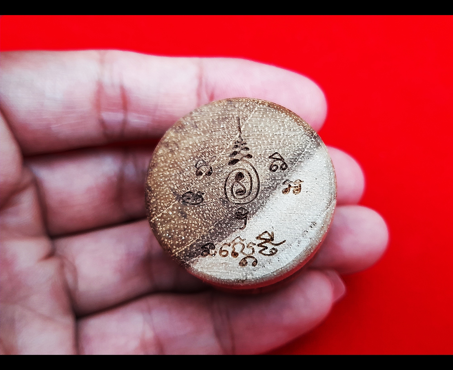 สีผึ้ง นะเศรษฐี (ฝ่าตลับเป็นยันต์นะเศรษฐี ของหลวงพ่อกวย วัดโฆสิตาราม ในตลับเป็นดอกพิกุล) ปี2564