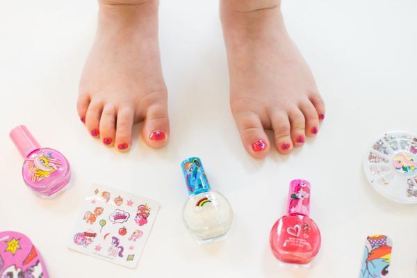 ชุดสีทาเล็บปลอดสารพิษสำหรับเด็ก TownleyGirl My Little Pony 18-Pack Nail Set