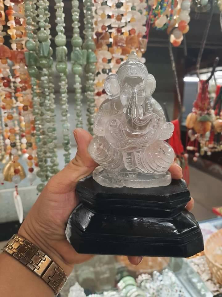 พระพิฆเนศ แกะสลักจากเนื้อแก้วโป่งข่ามฐานหินหยก (สูง 5-6 นิ้ว)