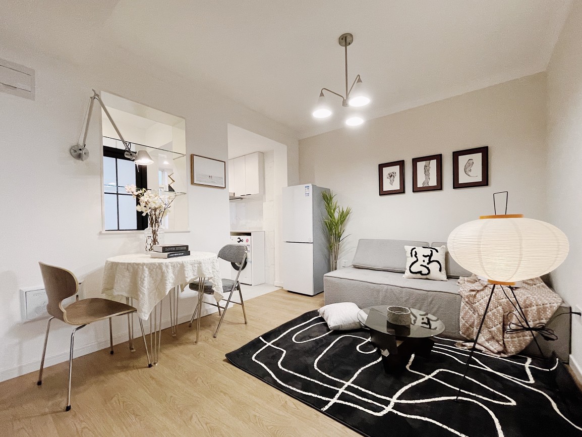 โคมไฟแขวนเพดานโป๊ะโคมทรงกรวยสไตล์โมเดิร์น โครงสีเงินโป๊ะโคมสีขาว [NM9991]