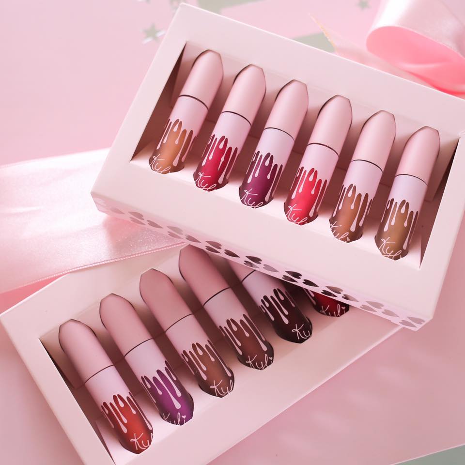 (Limited) Kylie The Birthday Collection Mini Kit Velvet Liquid Lipstick เซทลิปลิควิดเนื้อกำมะหยี่ขนาดมินิ 6 แท่งที่รวมเอาสีโปรดของไคลี่มาไว้ด้วยกัน มีตั้งแต่นู้ด ชิค ยัน แซ่บ ทาได้ครบทุกโอกาส