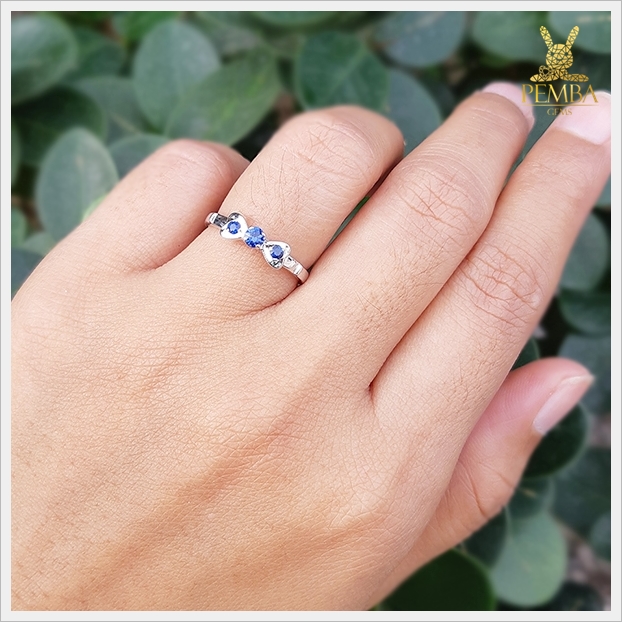 แหวนไพลินเมืองกาญแท้ 3 เม็ด ดีไซน์รูปโบว์เล็กน่ารักๆ เงินแท้ ชุบทองคำขาว แหวนพลอยแท้