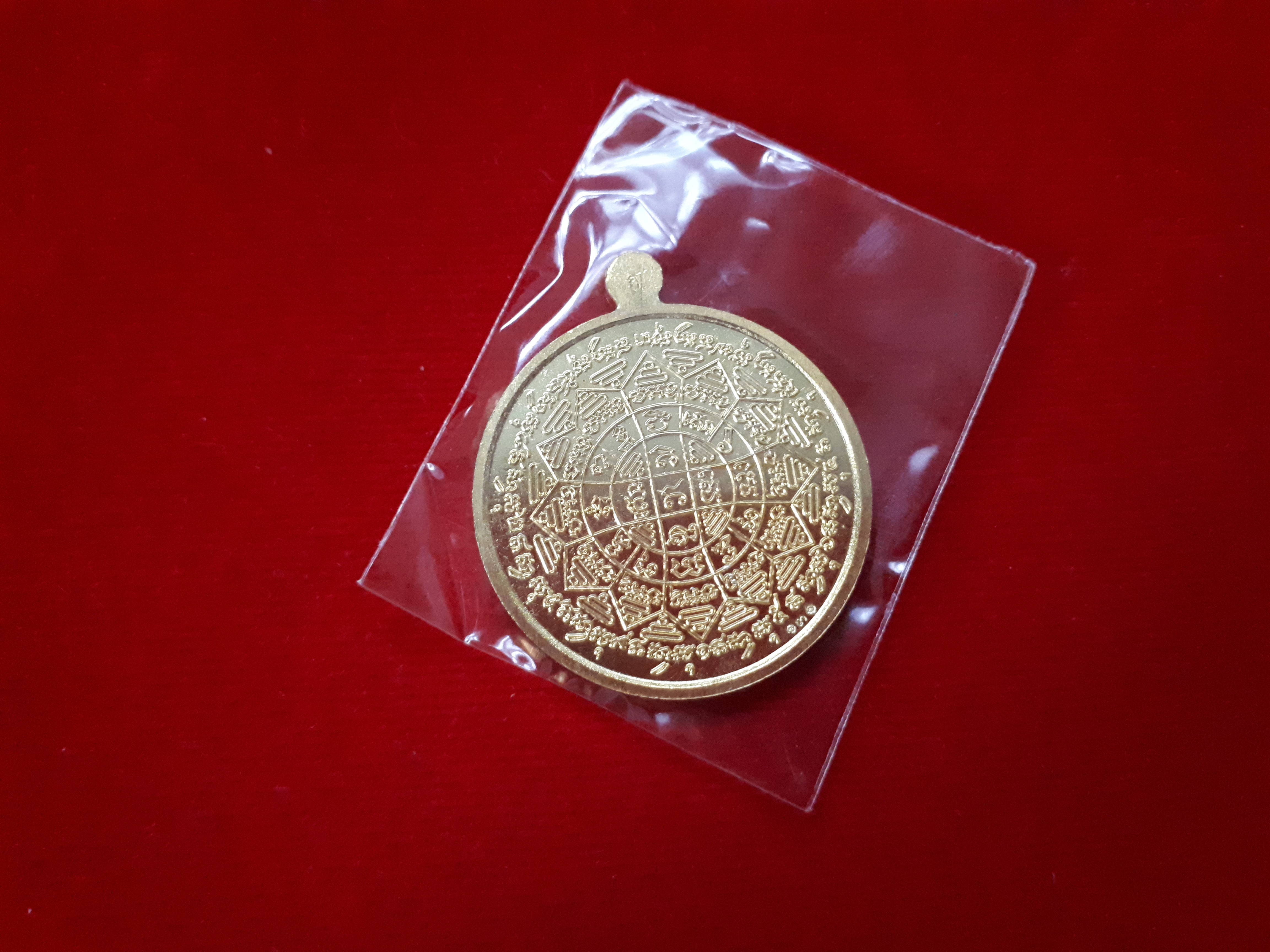 เหรียญกลม หลวงพ่อกวย วัดโฆสิตาราม(วัดบ้านแค) หลัง ยันต์มงกุฎพระพุทธเจ้า เนื้ออัลปาก้ากะไหล่ทอง ลงยาดำ - รุ่นแรงครู ปี2560 (เหรียญพิเศษ ชุดกรรมการ) #รับประกันแท้