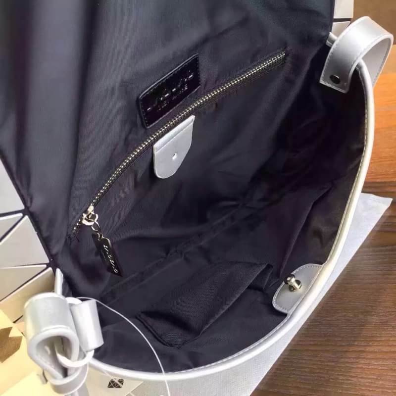 กระเป๋าสะพายข้าง issey สีดำ ถอดสายถือเป็นคลัชได้