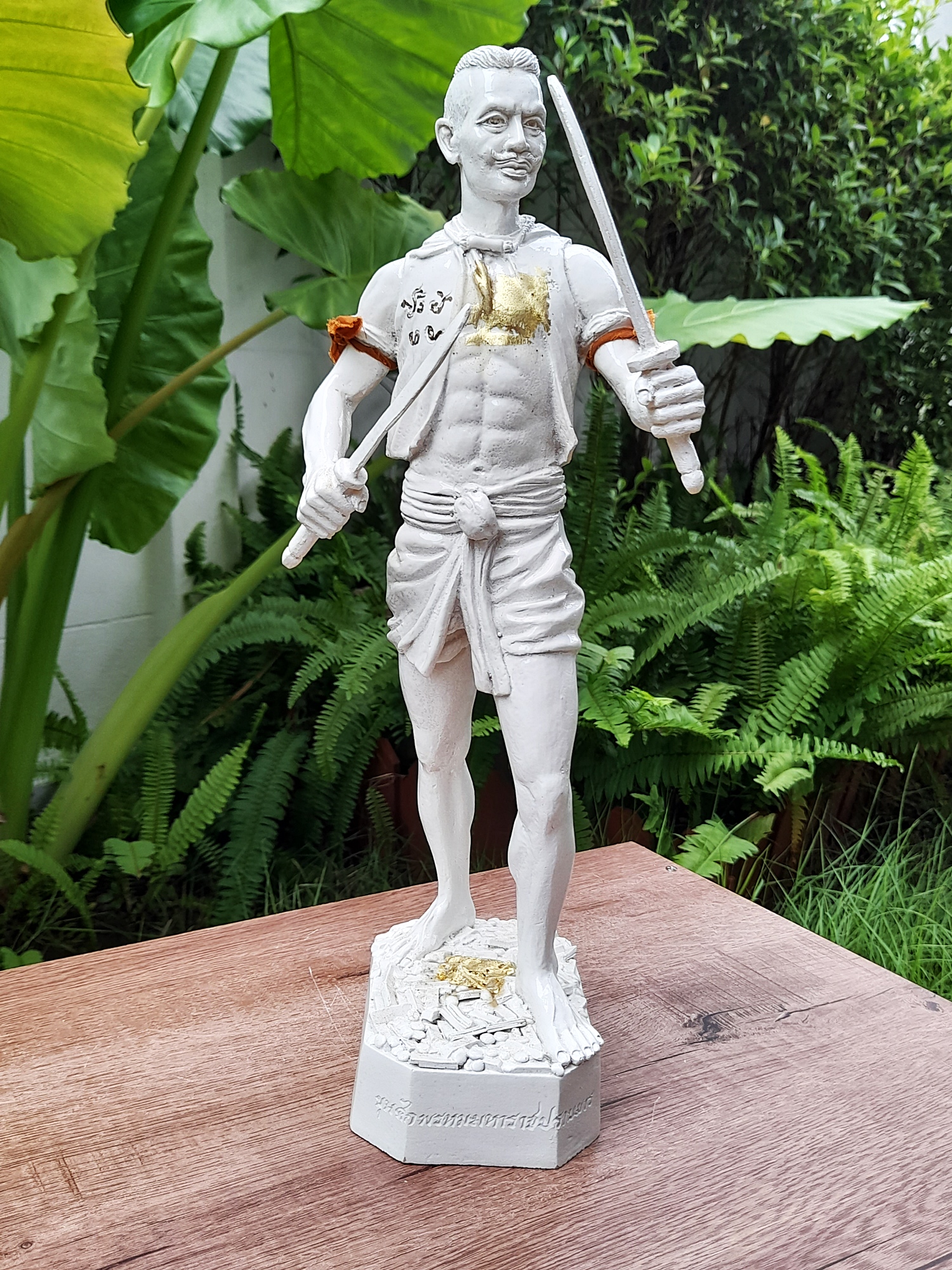 รูปหล่อ หุ่นพยนต์ขุนศึกพรหมมหาราช ปราบมาร (เชิญดวงจิตเทวดา ท่านปู่ขุนศึก ยุค นักรบไทย ของพระเจ้าพรหมมหาราช) เนื้อเรซิ่น สีขาว (ขนาดสูง14นิ้ว ฐาน3x5นิ้ว) (จัดสร้างเพียง99องค์) ปี2559 #รับประกันแท้ - หลวงพ่อหนุน วัดพุทธโมกข์