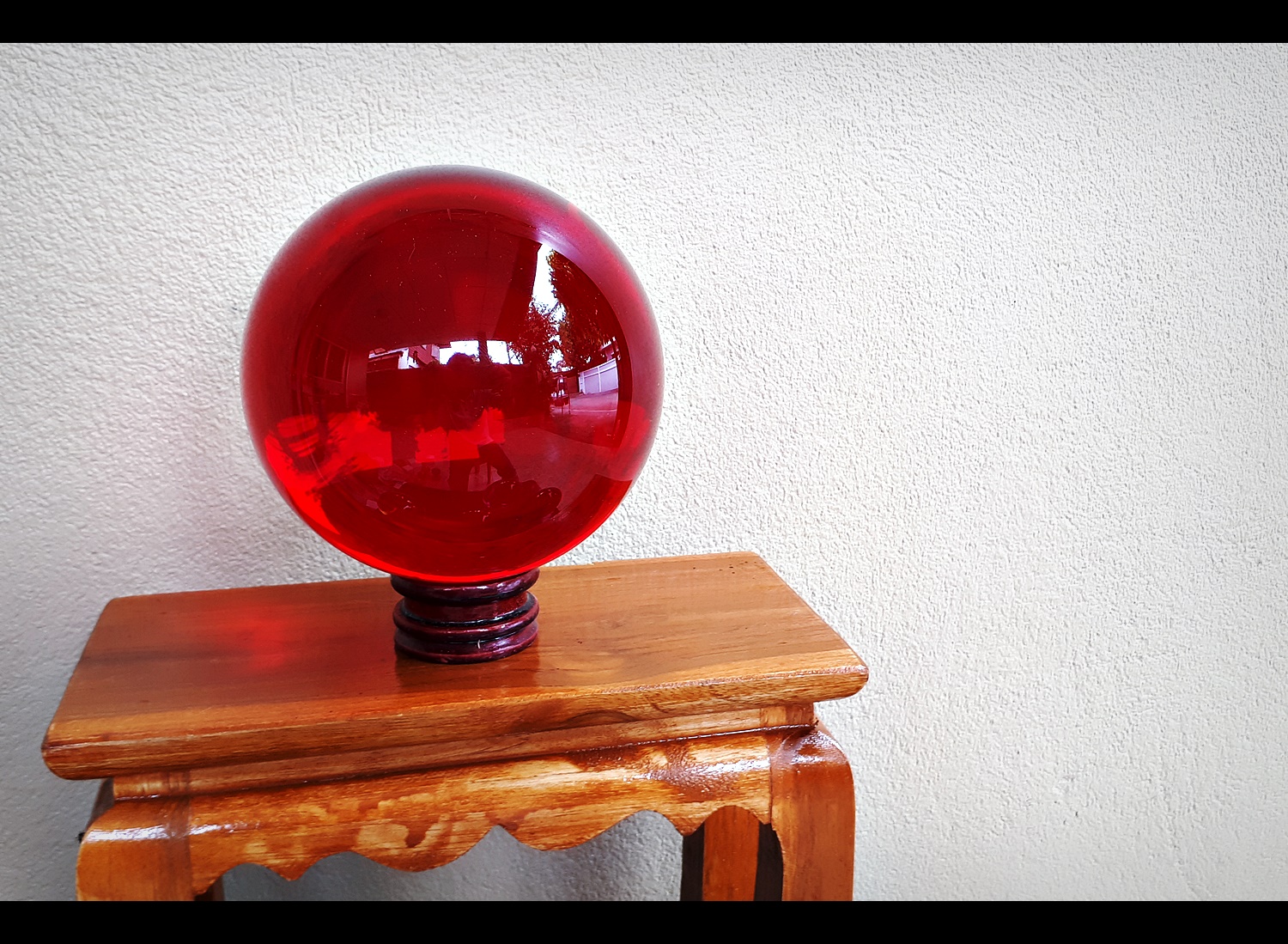 ลูกแก้ว 9 สี สีแดง สีเหลือง สีส้ม สีเขียว สีน้ำเงิน สีม่วง สีชมพู่ สีฟ้า สีดำ ขนาด 4 นิ้ว (11 ซม.) พร้อมฐานตั้งรองวาง