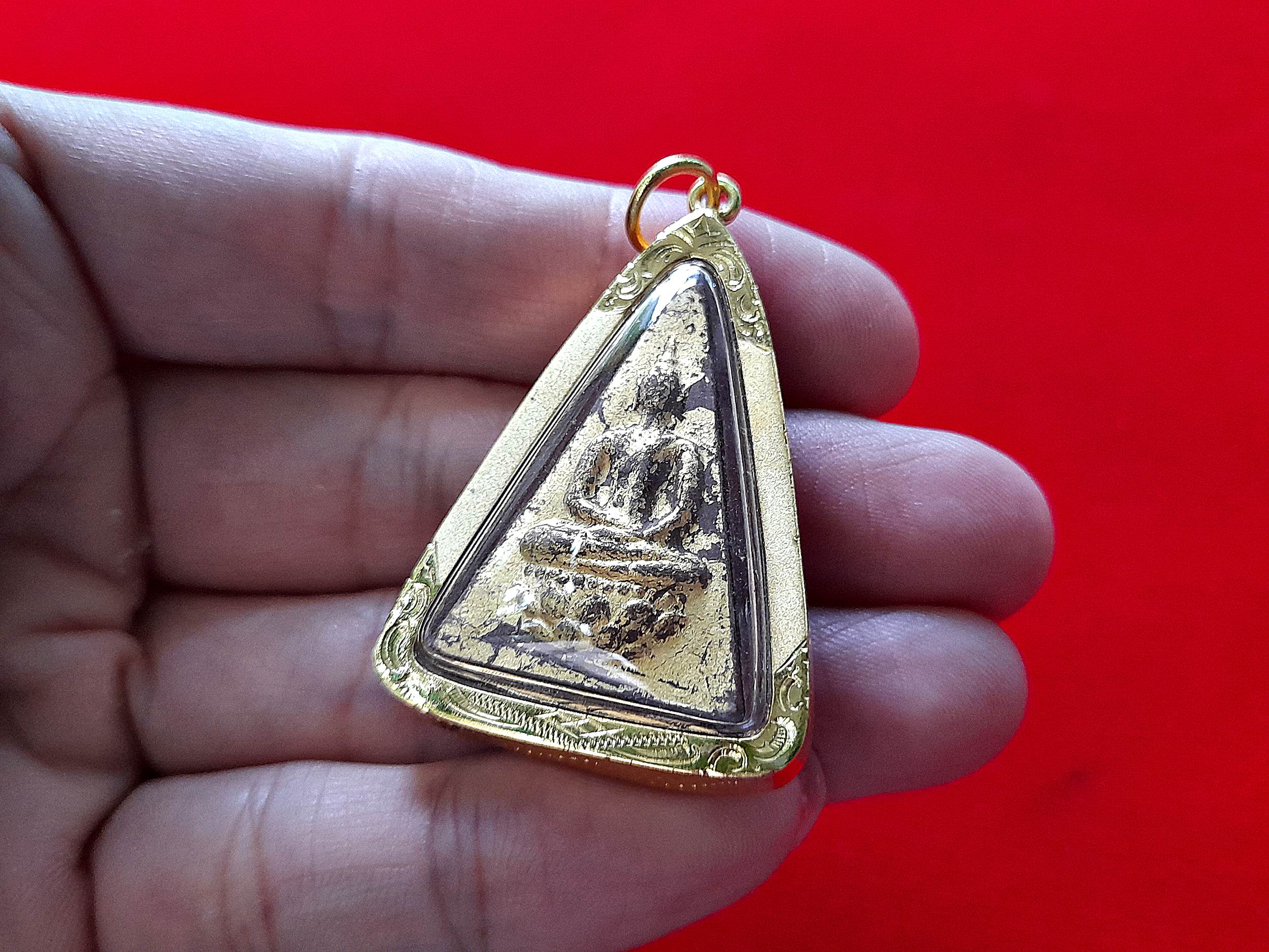 พระสมเด็จ นางพญา (พิมพ์สมเด็จจิตรลดา) หลังฝัง ฝังทั้งข้าวทิพย์-ว่านไพลดำ (ได้มวลสารพระราชทาน จาก ร.9) ปี2548-2549 #รับประกันแท้และทัน - (กรอบไมครอนชุบทอง เลี่ยมกันน้ำ)