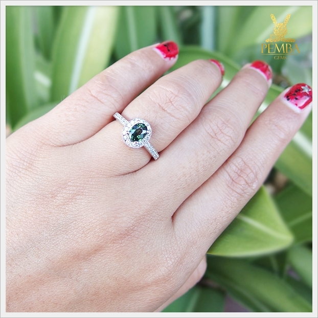 แหวนเขียวส่องแท้ สีเขียวใส เงินแท้ ชุบทองคำขาว แหวนพลอยแท้