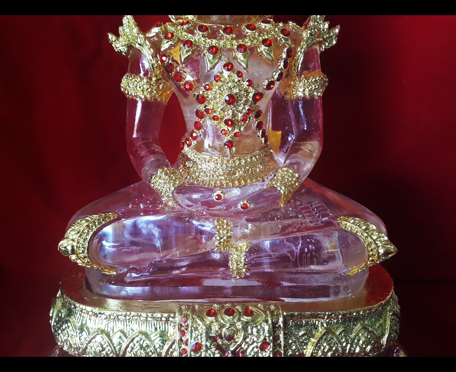 รูปหล่อ พระพุทธรูป ทรงเครื่องปางพระจักรพรรดิ (พระแก้วมรกตใส) เนื้อเรซิ่น (หน้าตัก9นิ้ว สูง19นิ้ว ฐาน13นิ้ว) - (ขายปลีก ขายส่ง)