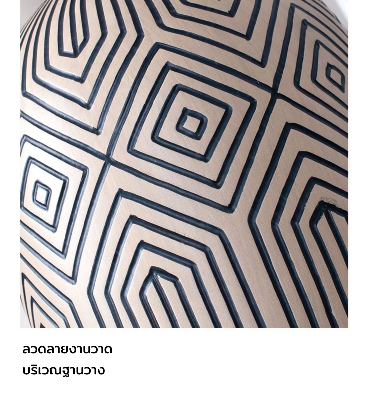 โคมไฟตั้งโต๊ะโป๊ะผ้าฐานเซรามิกวาดลวดลายเส้นเรขาคณิตสไตล์ Tribal โทนสีเรียบขาว-ดำ [DSK-147]