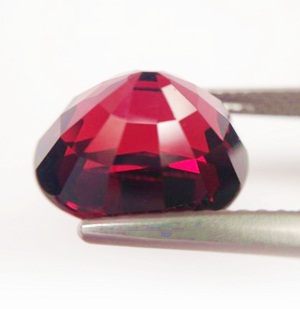 Natural Garnet (Spessartite) พลอยสเปคสไทท์ ขนาดใหญ่ รูปไข่ หนัก 8.78 กะรัต สีแดงเข้ม ไม่ถึงดำ ยังมีประกายแดง สถาบันให้สี Red